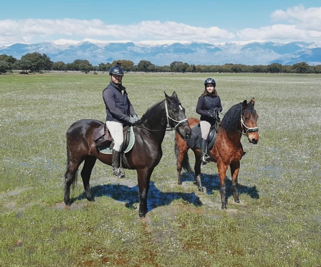 Parejas disfrutando de la ruta a caballo