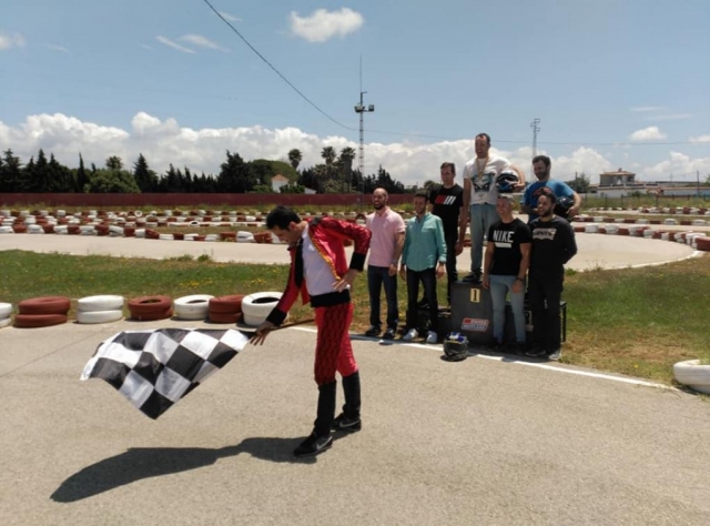  Esecuzione di un passaggio da corrida con la bandiera di partenza