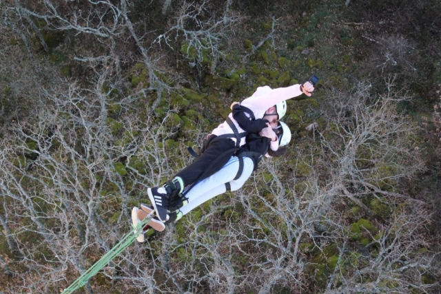  Casal bungee jumping