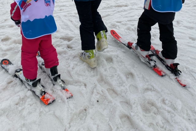  Skikurse für Kinder und Erwachsene