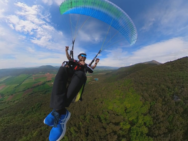 Départ en parapente à travers la Garganta del Leza 