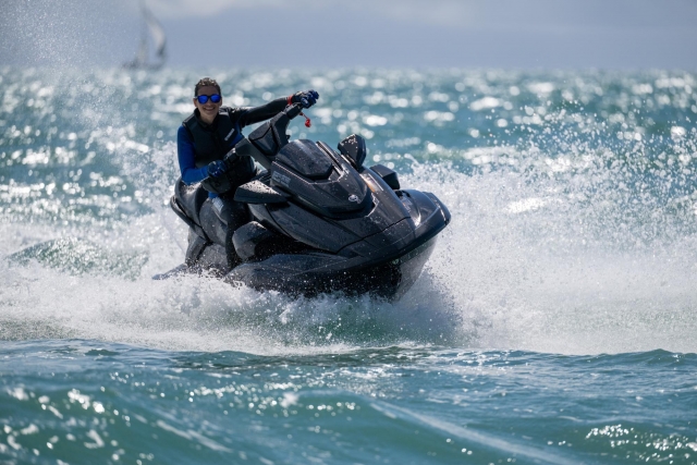 拥有 Cala Salada 许可证的摩托艇租赁，8 小时