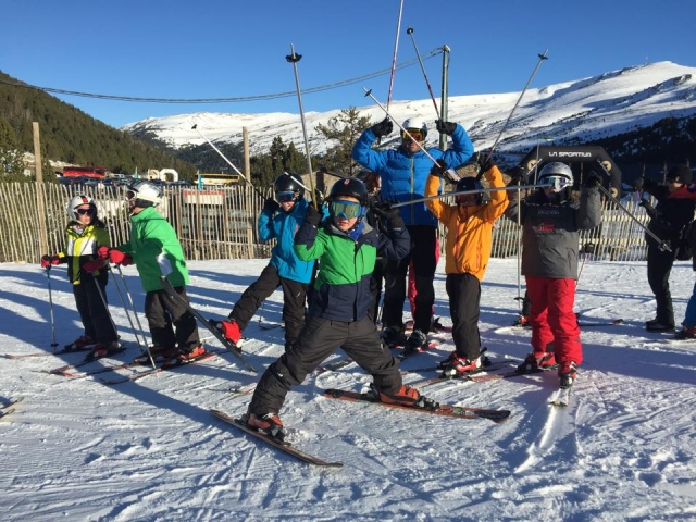  Skiing 