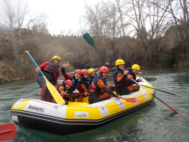 Disfrutando del rafting despedida de soltero