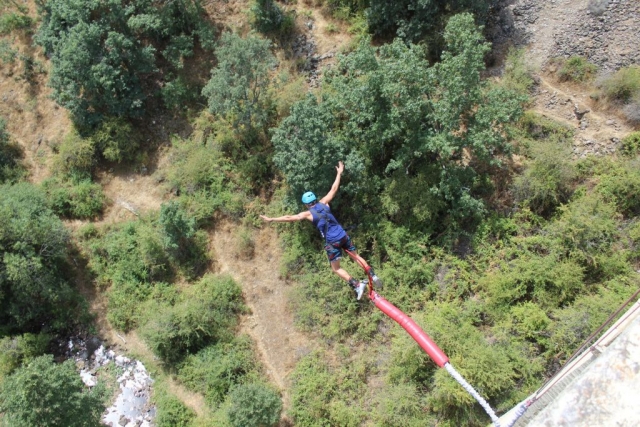 Salto con goma elástica