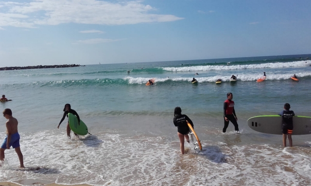  Aula de surf durante o acampamento urbano 