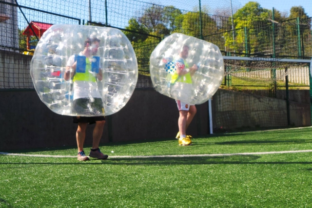 Esperando el balon con las burbujas