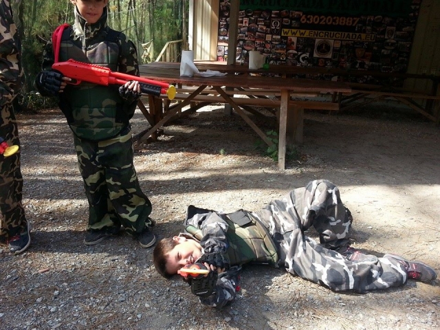 disparando encrucijada paintball