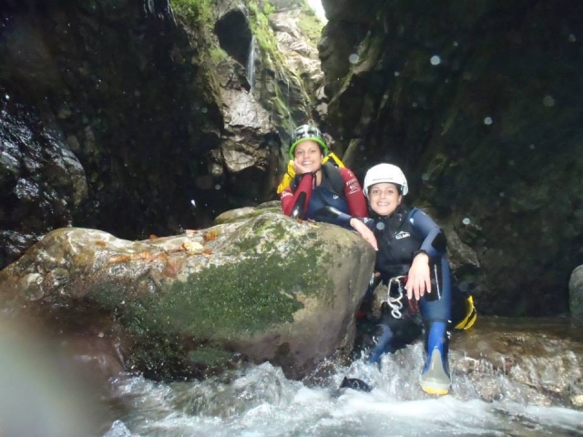  Appoggiato alla roccia nel burrone 