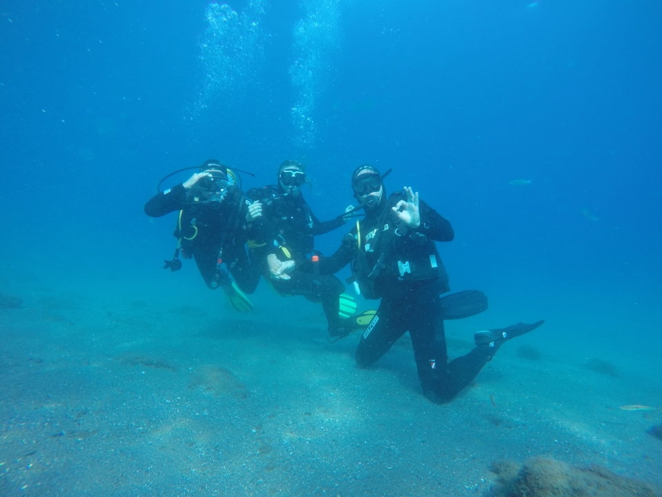 Buceadores junto durante una inmersión con guía