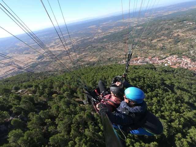  Gleitschirmfliegen in der Sierra de Gredos 