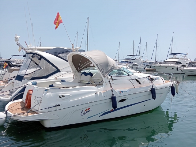 Yate pequeño en la costa de Marbella