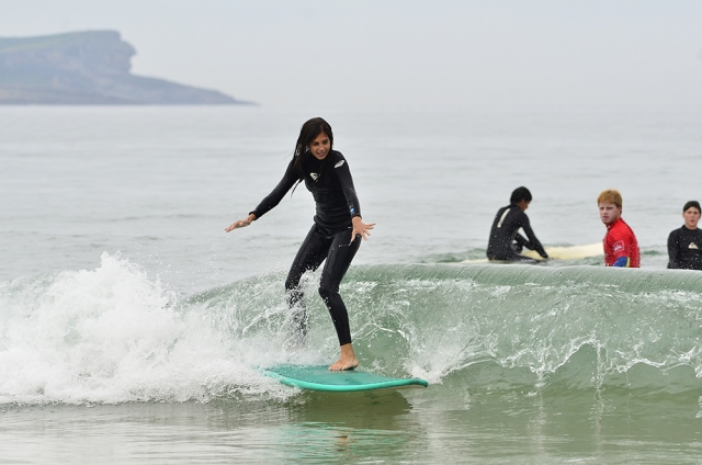  Surfare sull'onda in piedi 