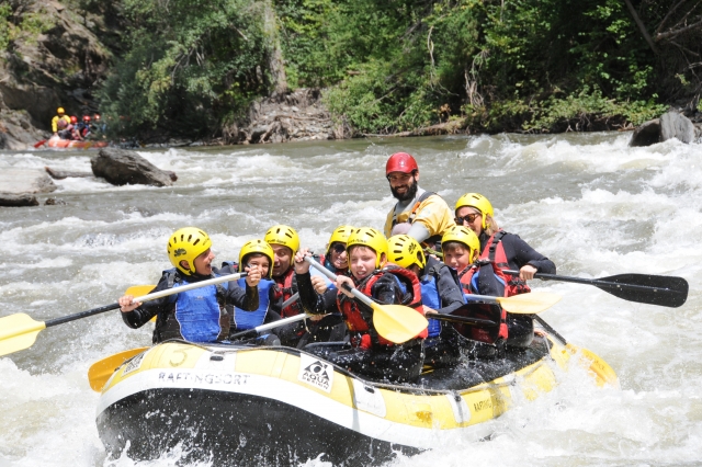  Intensives Wildwasser im Floß Boot 