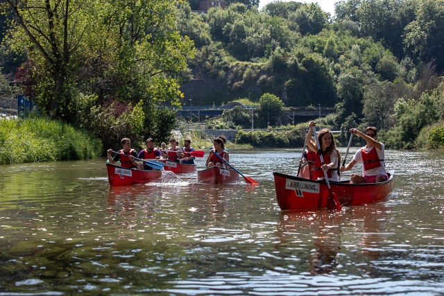 Una canoa canadiense en el Río Urumea