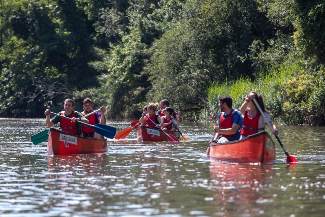 Navegando sobre la canoa en el río Urumea