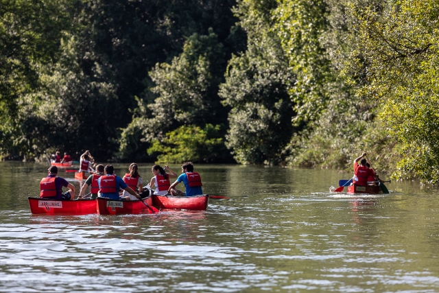 Disfrutando de una ruta en canoa por el Urumea