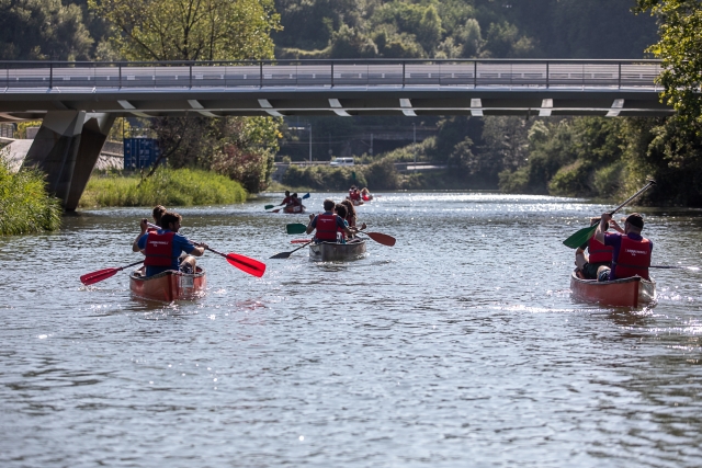 Pasando por los puentes duranle la ruta en canoa