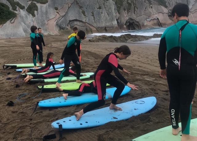  Praticare il surf nel campeggio della Cantabria