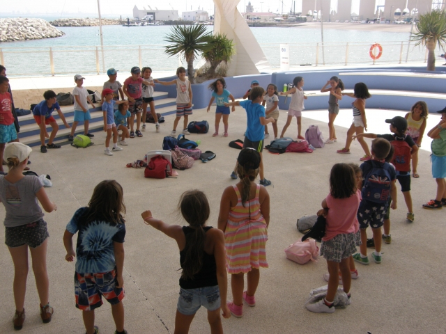 Niños divirtiéndose duranle el campamento