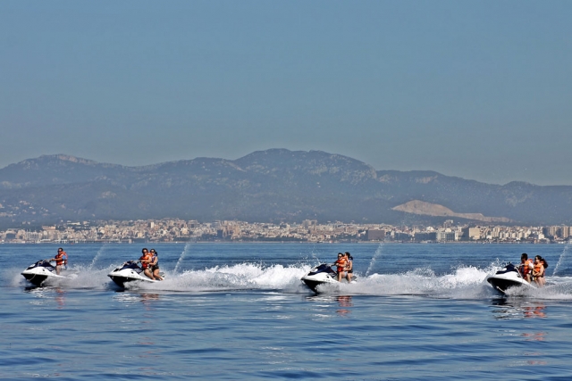  Reihe von Jetskis 