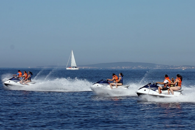  Motorräder mit Segelboot im Hintergrund