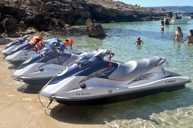  Motorräder, die am Strand warten 