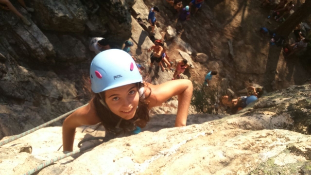 Escalada para crianças na montanha 