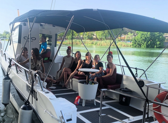 Fiesta con amigas en nuestro barco