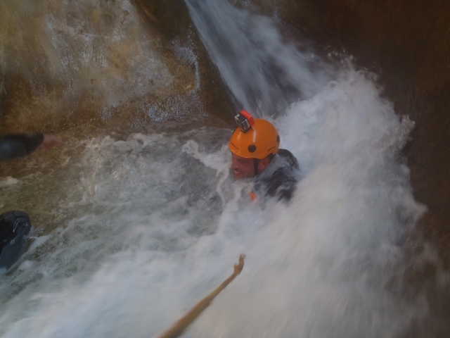 Bajo una cascada