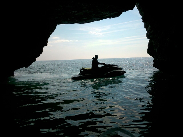 Jetski in der Höhle 