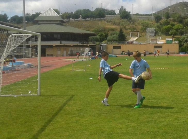 Campo settimanale di calcio esterno a Barcellona