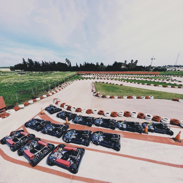 El circuito repleto de karts inactivos