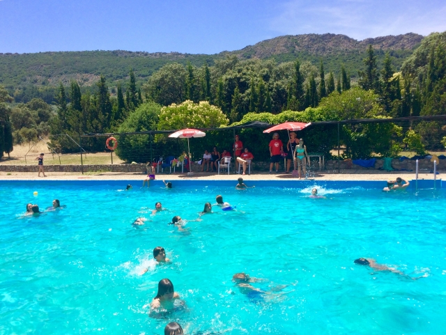 En la piscina