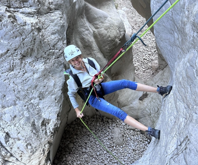  Discesa in corda doppia durante il canyoning 