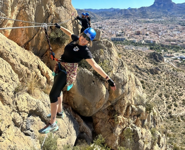 Superando a las alturas durante el recorrido de la vía ferrata