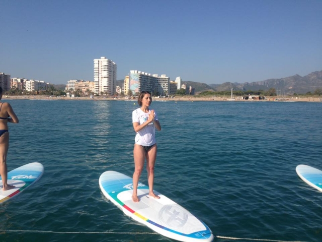  In piedi sul paddle surf 