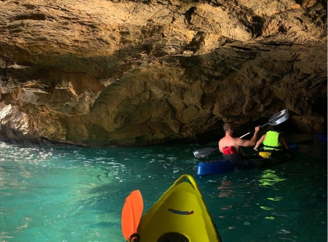 En la cueva con los kayaks