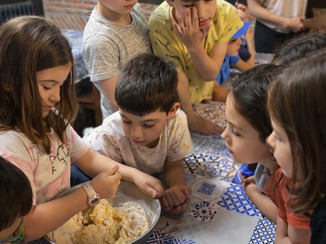 孩子们享受活动 