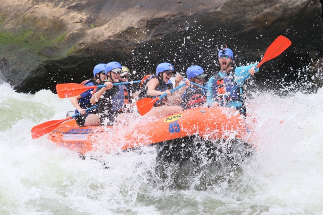  Salpicos de muita água durante a descida do rafting