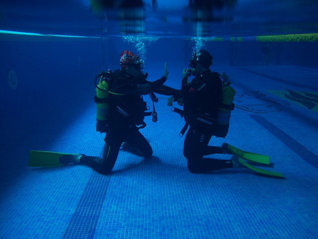 Buceando junto al instructor