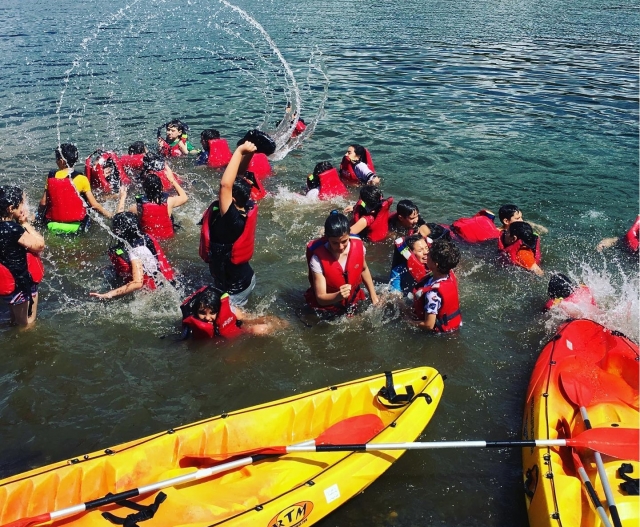 Risate nell'acqua accanto ai kayak 