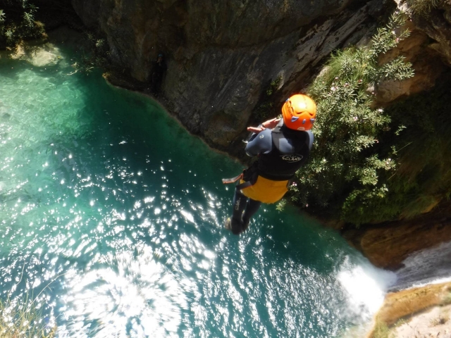  Jumping with their arms crossed into the Rio Verde 