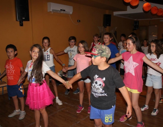 Danser main dans la main 