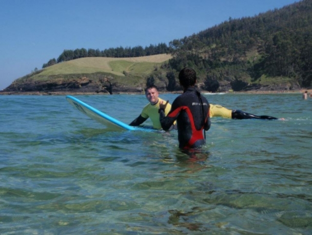  Professeur de surf donnant les instructions 