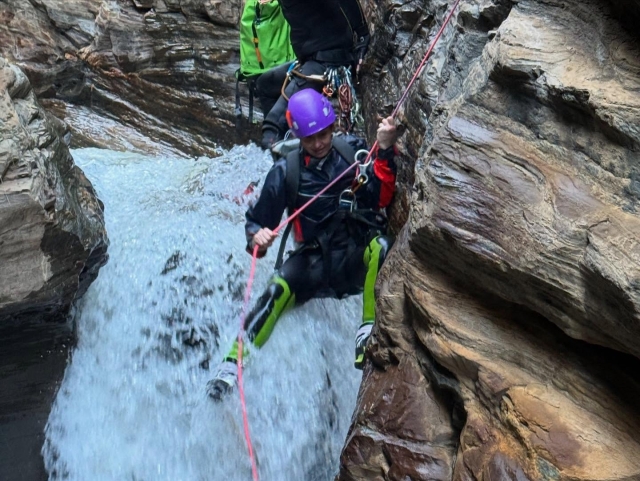  Scivola lungo le pareti del burrone 