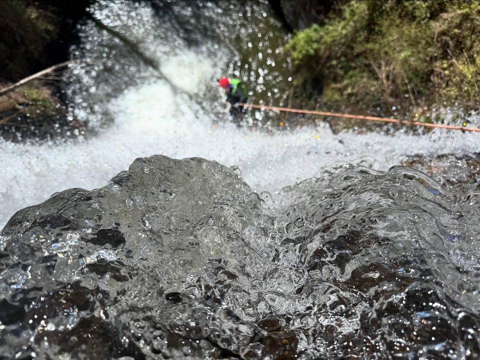 Discesa tra le cascate 