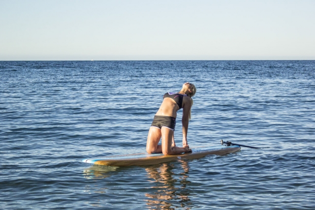 Practicando SUP yoga