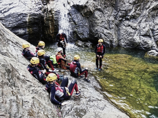 Atendiendo al técnico en el cañón