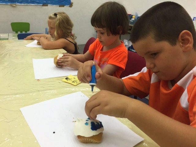  Decorating cakes 